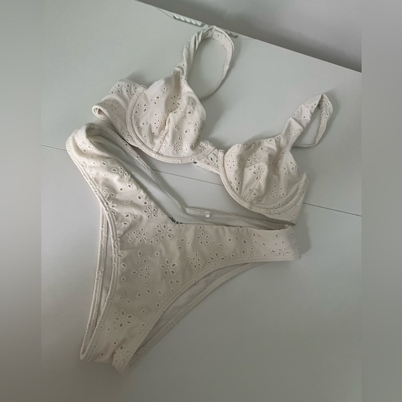 Abercrombie & Fitch White Eyelet Underwire Bikini Set XS/S Floral Cutout Swim - Picture 1 of 3